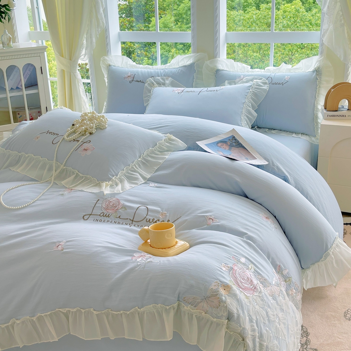 91家纺网 家纺一手货源 找家纺 大麦乐田 2025新款公主风花边糯小棉刺绣贴布绣四件套 美丽邂逅-浅兰