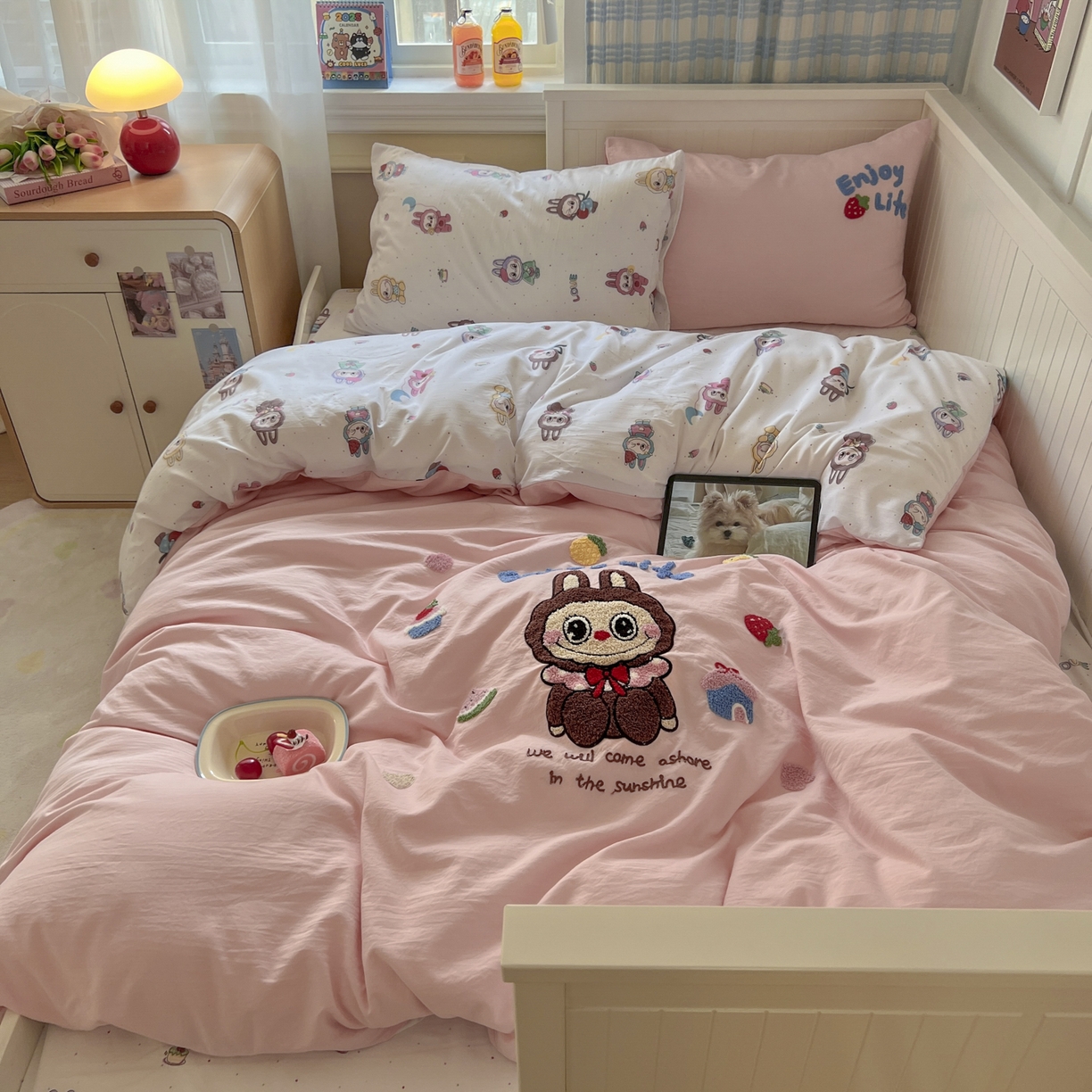 91家纺网 家纺一手货源 找家纺 三元色 2025新款110克水洗云朵棉毛巾绣四件套 草莓bubu