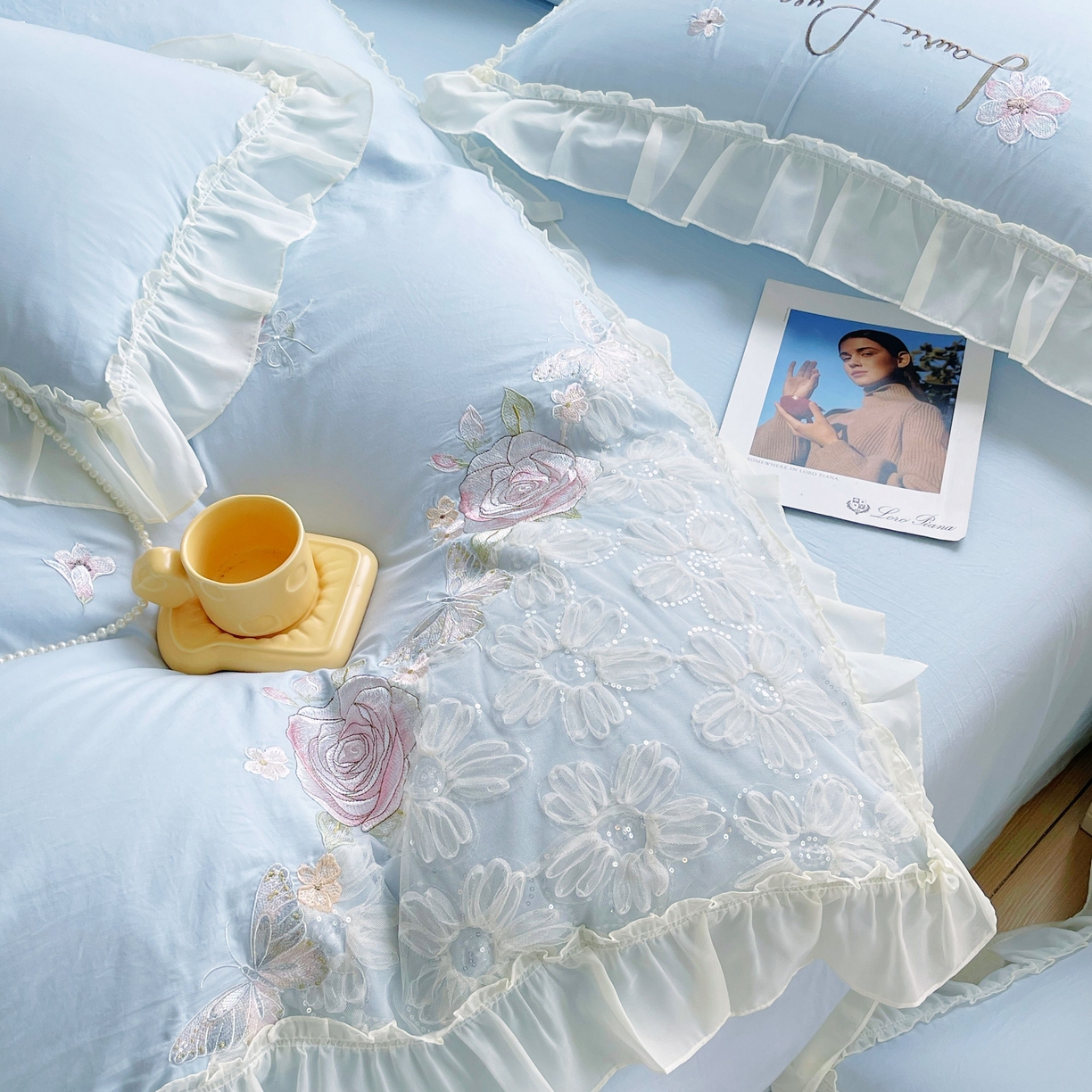91家纺网 家纺一手货源 找家纺 大麦乐田 2025新款公主风花边糯小棉刺绣贴布绣四件套 美丽邂逅-浅兰