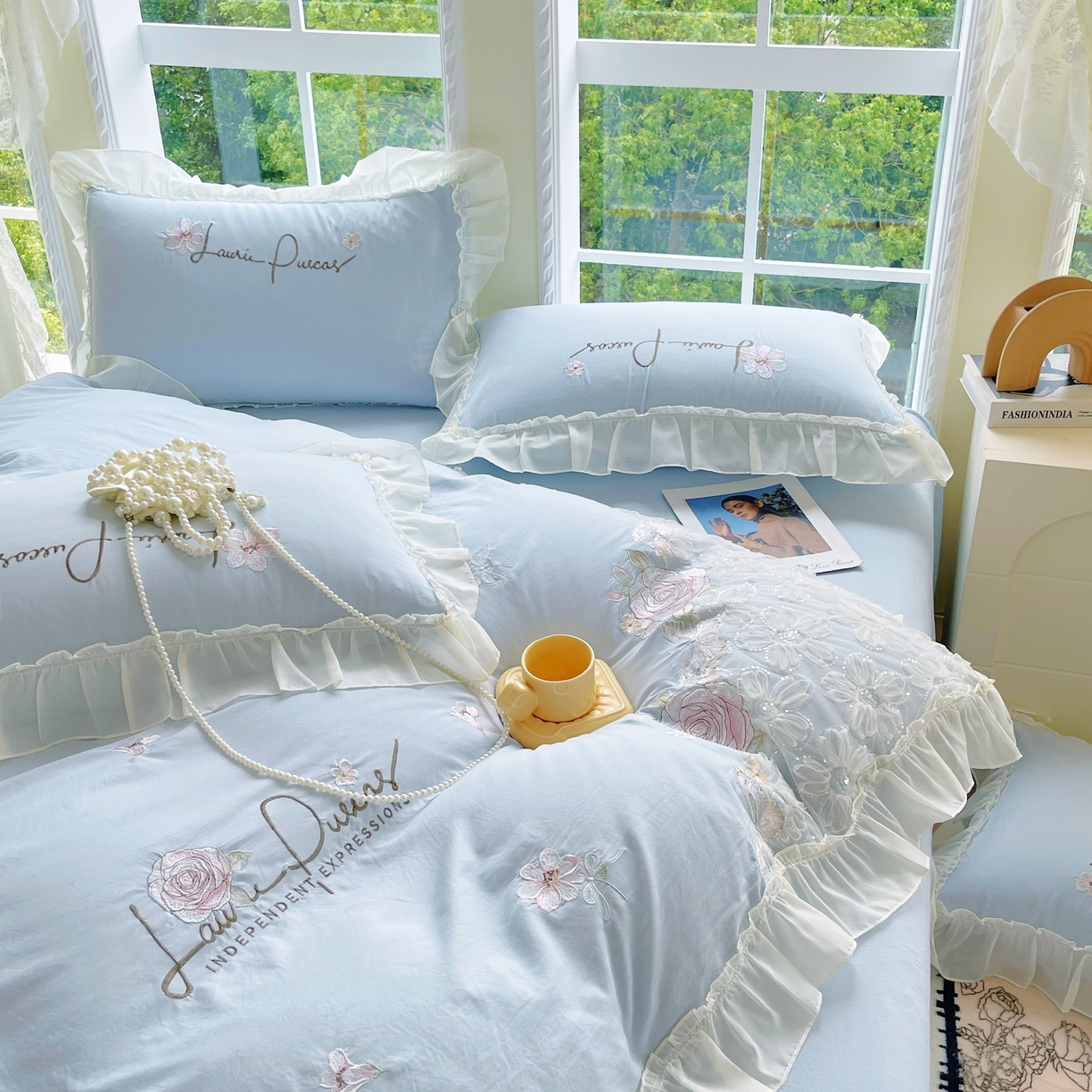 91家纺网 家纺一手货源 找家纺 大麦乐田 2025新款公主风花边糯小棉刺绣贴布绣四件套 美丽邂逅-浅兰