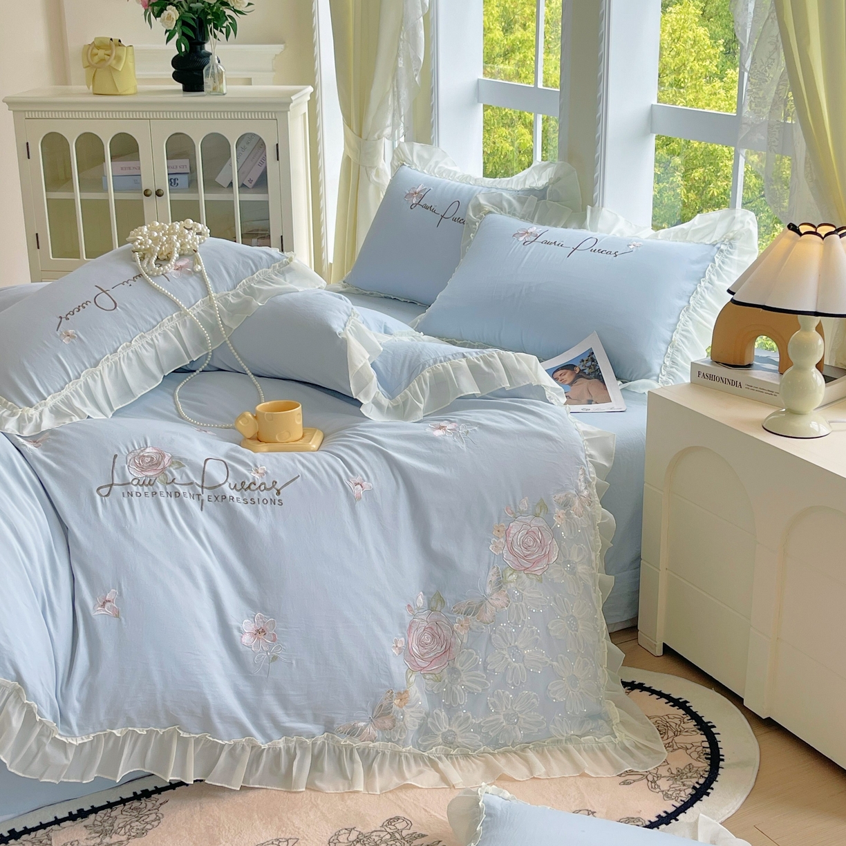 91家纺网 家纺一手货源 找家纺 大麦乐田 2025新款公主风花边糯小棉刺绣贴布绣四件套 美丽邂逅-浅兰