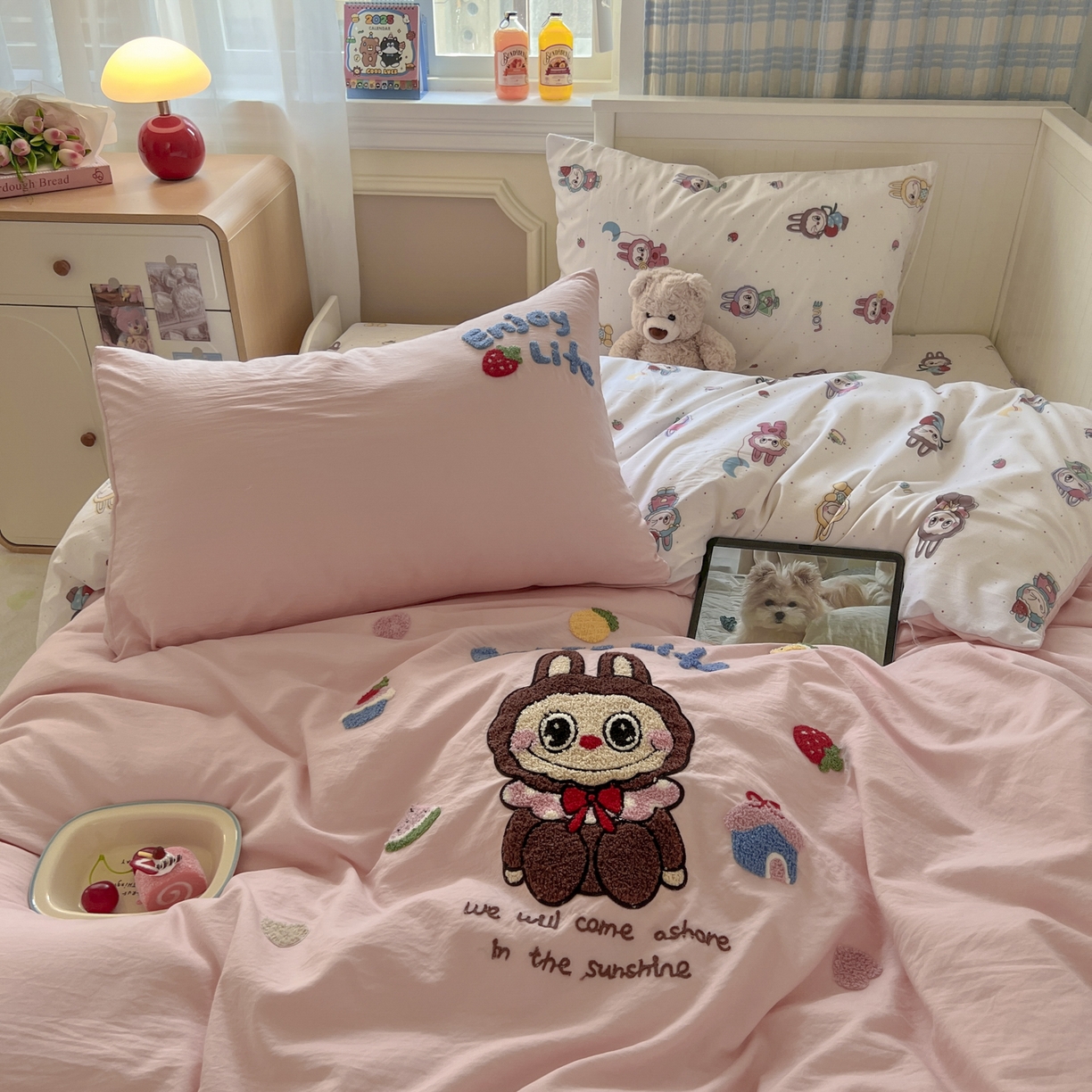 91家纺网 家纺一手货源 找家纺 三元色 2025新款110克水洗云朵棉毛巾绣四件套 草莓bubu