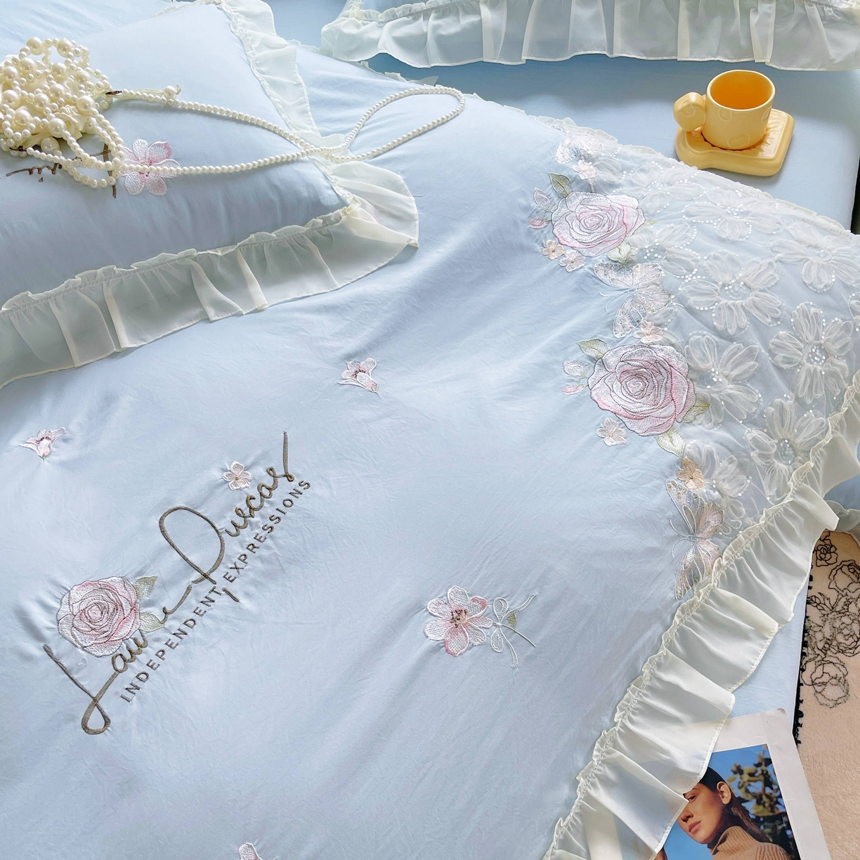 91家纺网 家纺一手货源 找家纺 大麦乐田 2025新款公主风花边糯小棉刺绣贴布绣四件套 美丽邂逅-浅兰