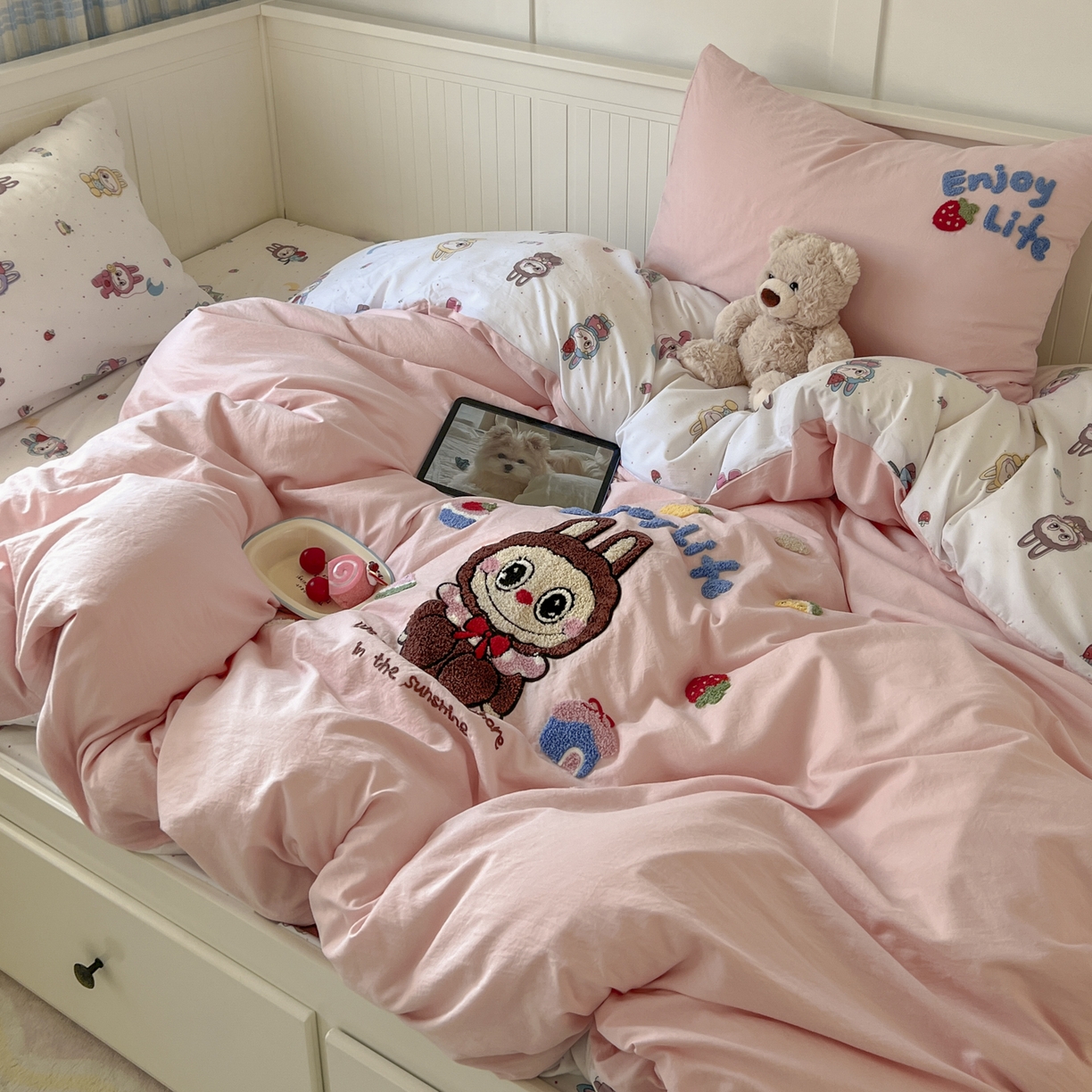 91家纺网 家纺一手货源 找家纺 三元色 2025新款110克水洗云朵棉毛巾绣四件套 草莓bubu