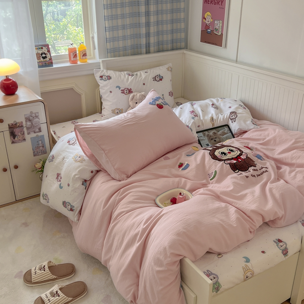 91家纺网 家纺一手货源 找家纺 三元色 2025新款110克水洗云朵棉毛巾绣四件套 草莓bubu