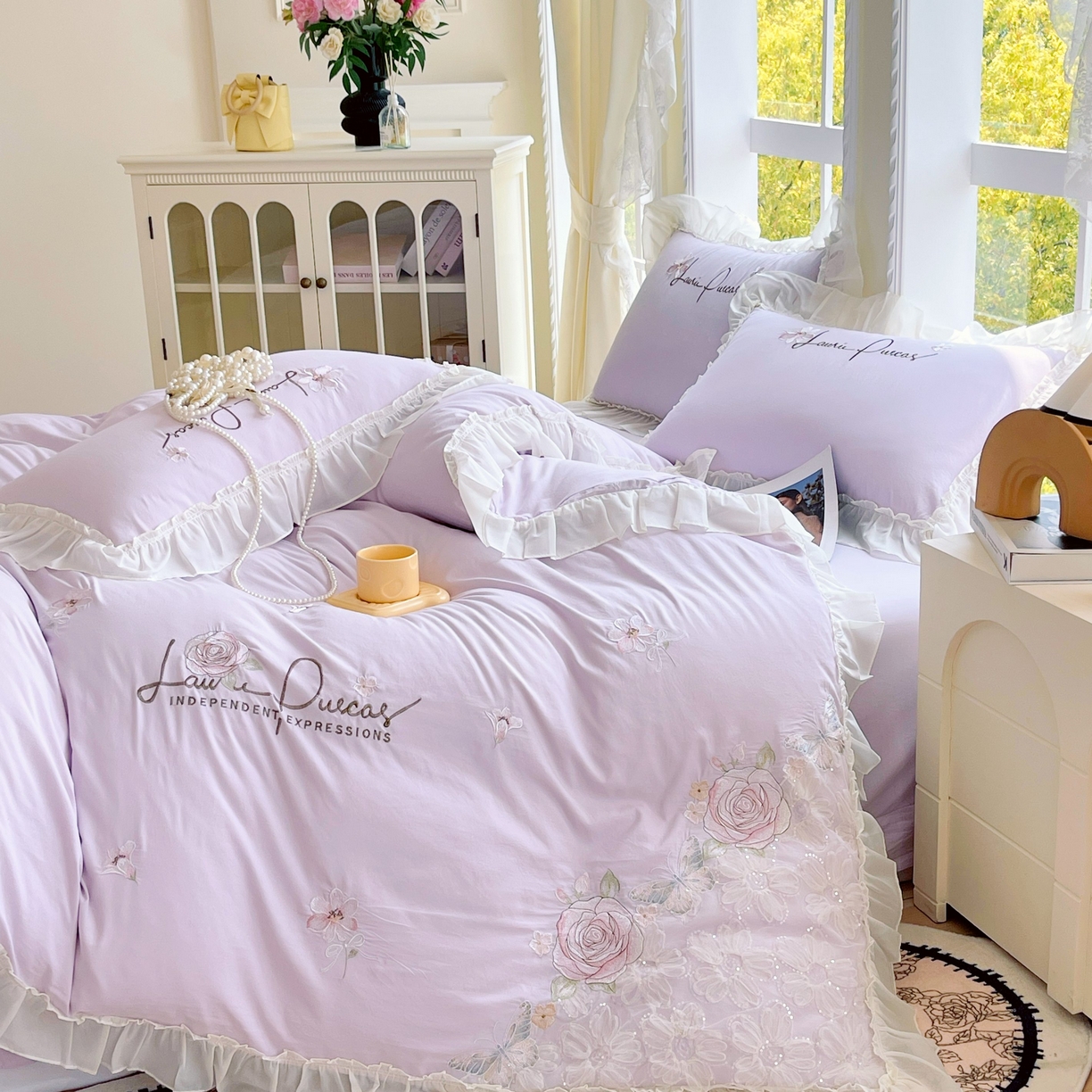 91家纺网 家纺一手货源 找家纺 大麦乐田 2025新款公主风花边糯小棉刺绣贴布绣四件套 美丽邂逅-嫩紫