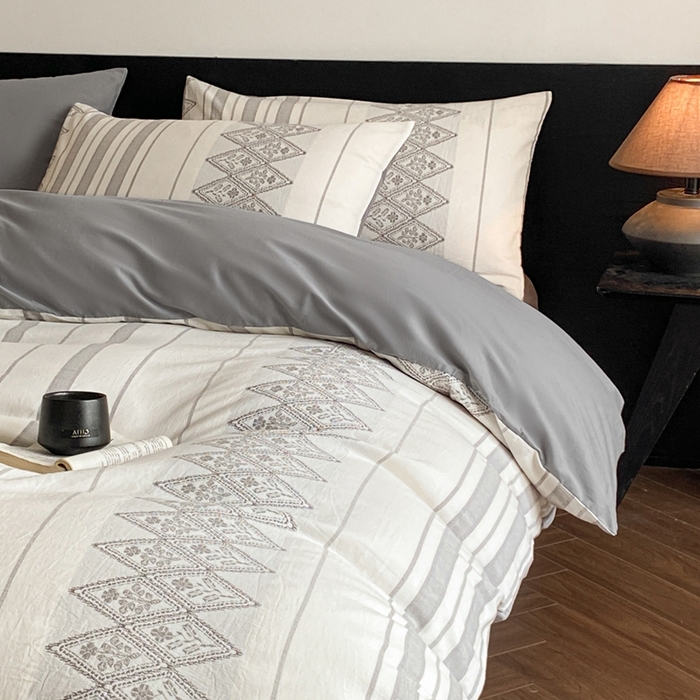 91家纺网 家纺一手货源 找家纺 言一 2025秋冬新品A类60S新疆长绒棉纯棉陶瓷轻磨毛四件套水洗棉提花全棉床单被套 千帆-灰自