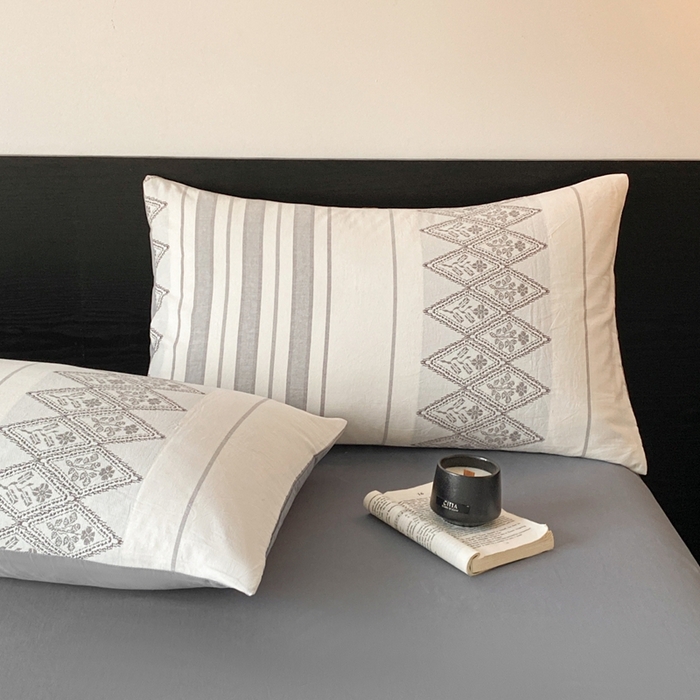 91家纺网 家纺一手货源 找家纺 言一 2025秋冬新品A类60S新疆长绒棉纯棉陶瓷轻磨毛四件套水洗棉提花全棉床单被套 千帆-灰自