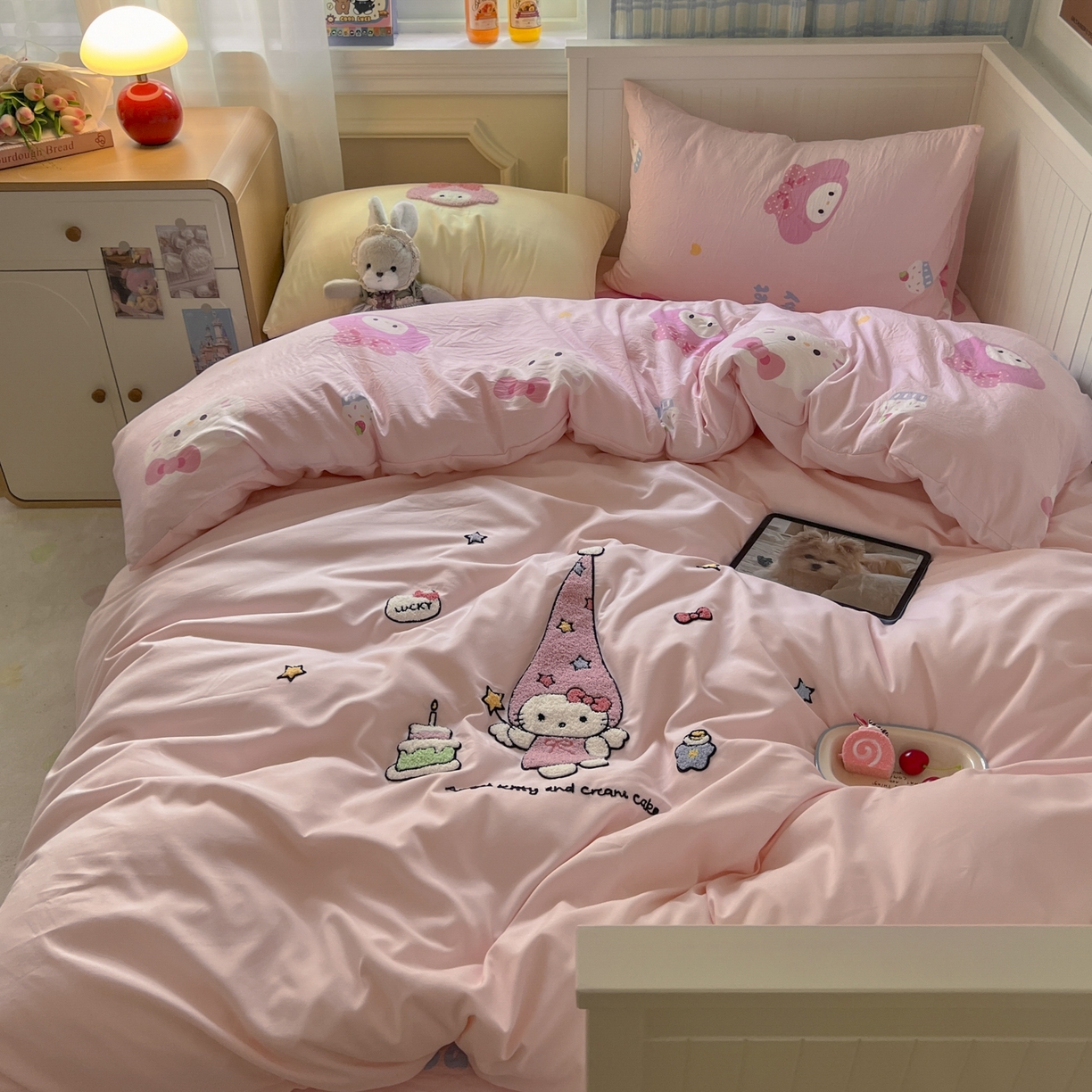 91家纺网 家纺一手货源 找家纺 三元色 2025新款110克水洗云朵棉毛巾绣四件套 蛋糕kt粉