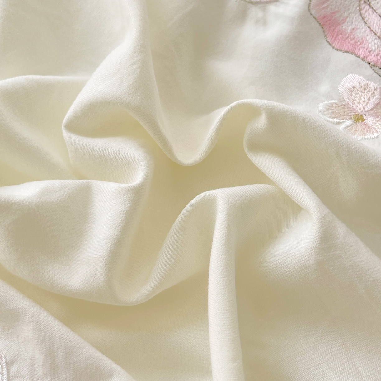 91家纺网 家纺一手货源 找家纺 大麦乐田 2025新款公主风花边糯小棉刺绣贴布绣四件套 美丽邂逅-嫩米