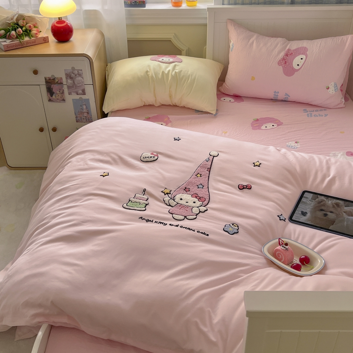 91家纺网 家纺一手货源 找家纺 三元色 2025新款110克水洗云朵棉毛巾绣四件套 蛋糕kt粉