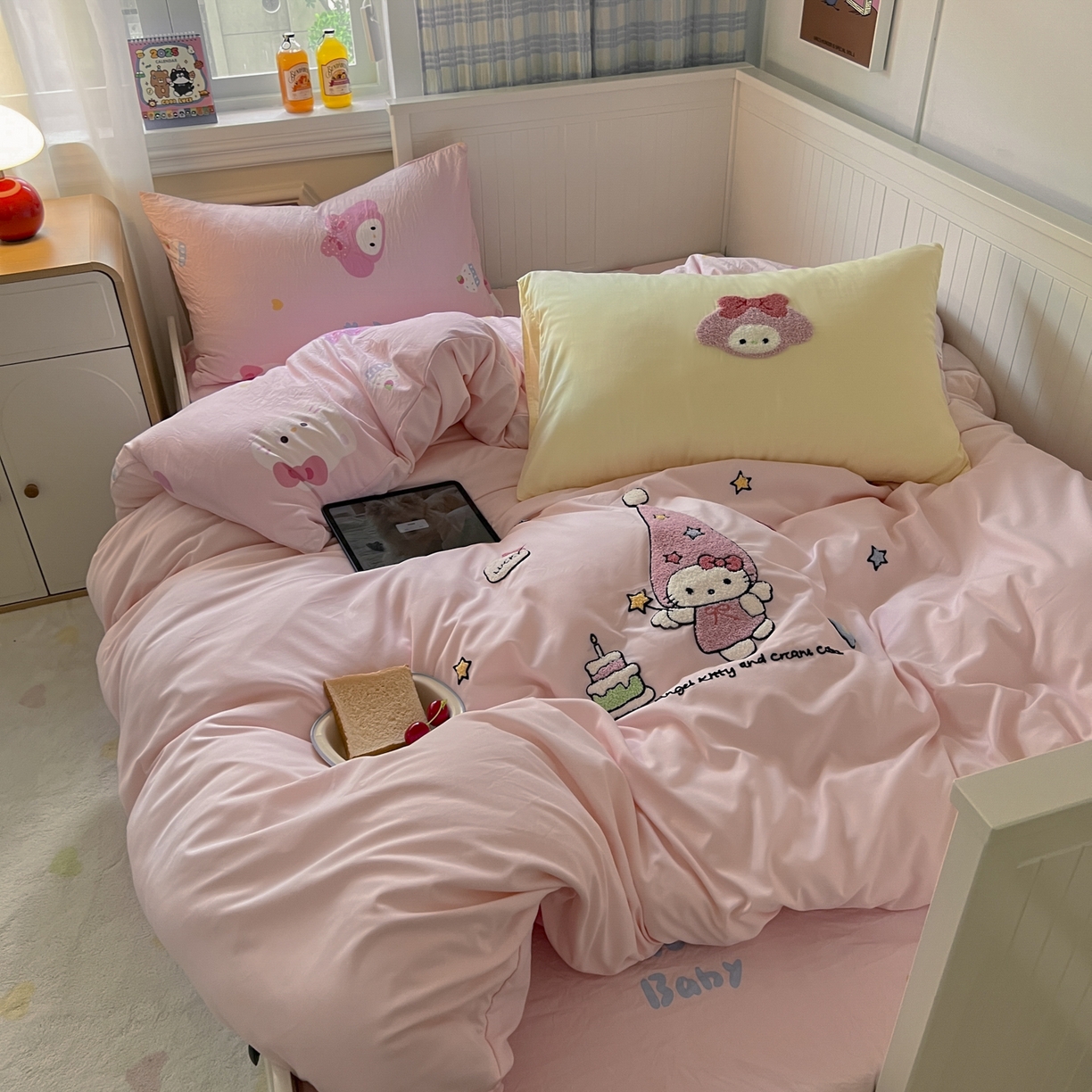 91家纺网 家纺一手货源 找家纺 三元色 2025新款110克水洗云朵棉毛巾绣四件套 蛋糕kt粉