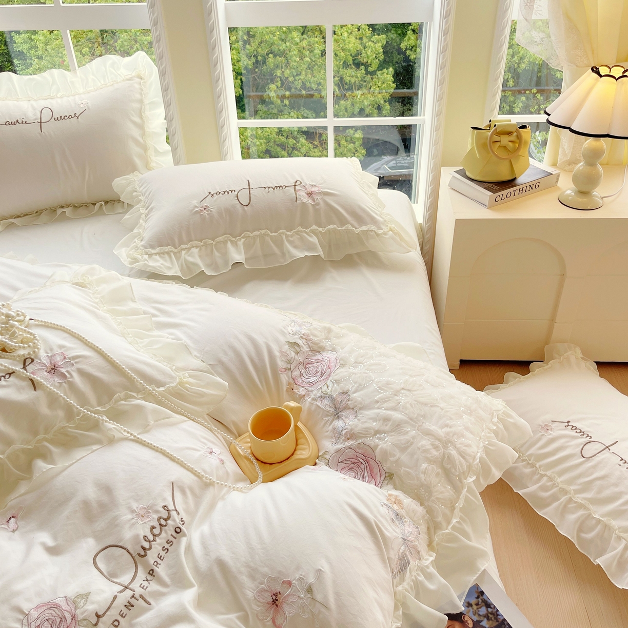 91家纺网 家纺一手货源 找家纺 大麦乐田 2025新款公主风花边糯小棉刺绣贴布绣四件套 美丽邂逅-嫩米