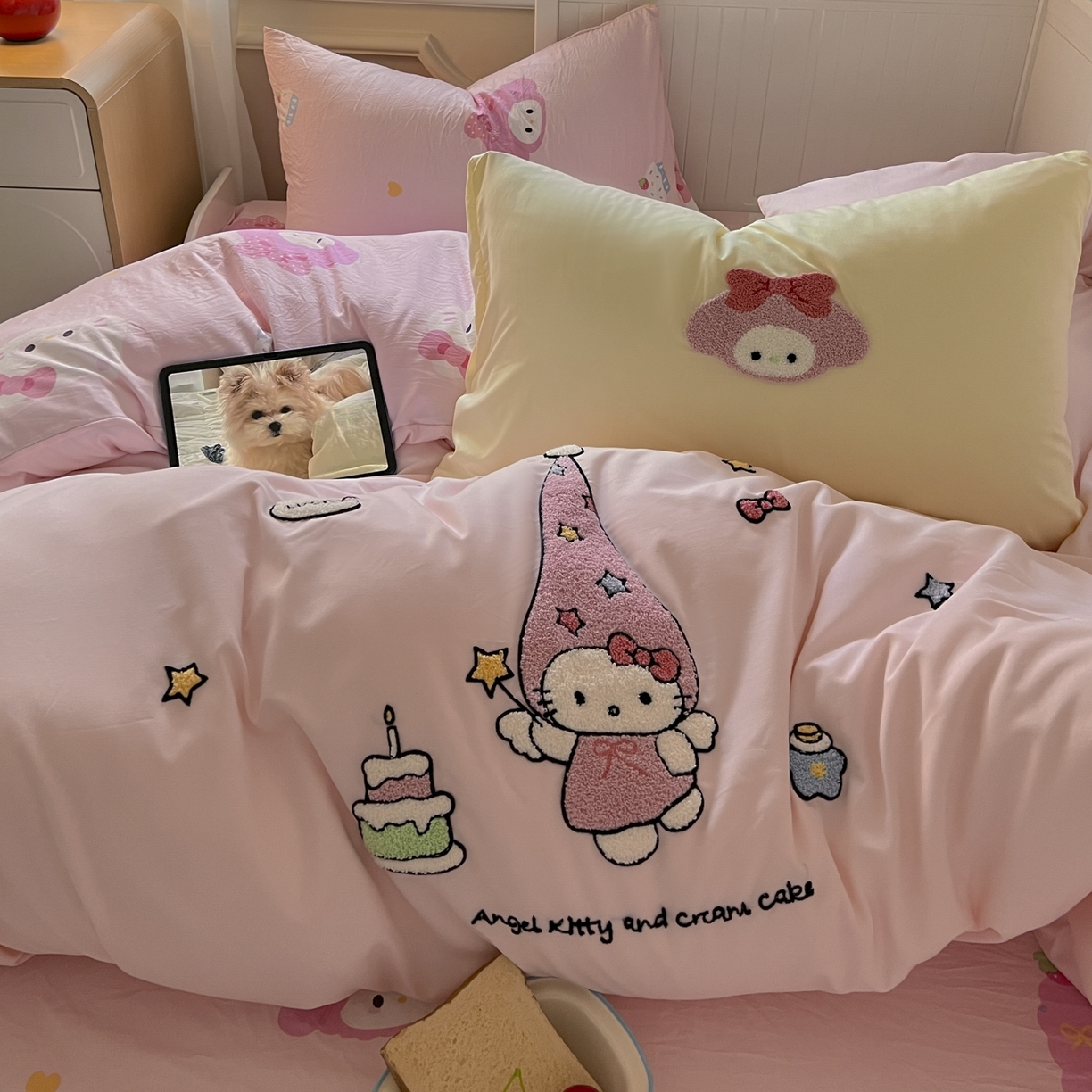 91家纺网 家纺一手货源 找家纺 三元色 2025新款110克水洗云朵棉毛巾绣四件套 蛋糕kt粉