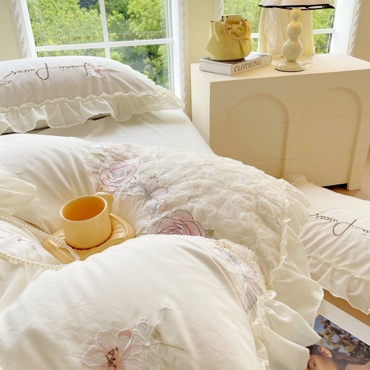 91家纺网 家纺一手货源 找家纺 大麦乐田 2025新款公主风花边糯小棉刺绣贴布绣四件套 美丽邂逅-嫩米