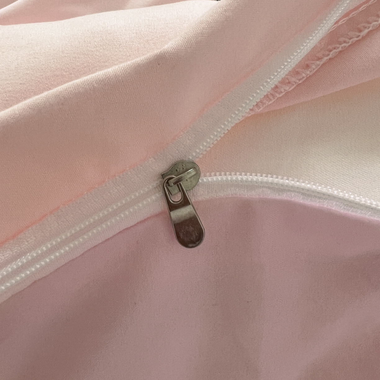 91家纺网 家纺一手货源 找家纺 三元色 2025新款110克水洗云朵棉毛巾绣四件套 蛋糕kt粉