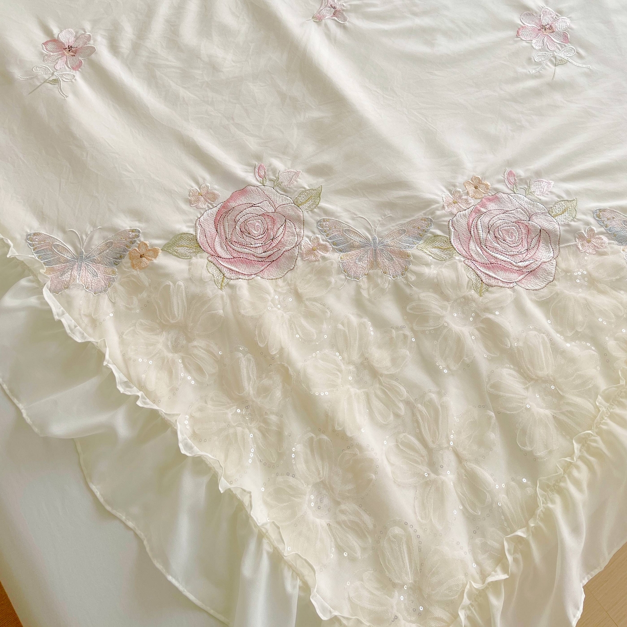 91家纺网 家纺一手货源 找家纺 大麦乐田 2025新款公主风花边糯小棉刺绣贴布绣四件套 美丽邂逅-嫩米