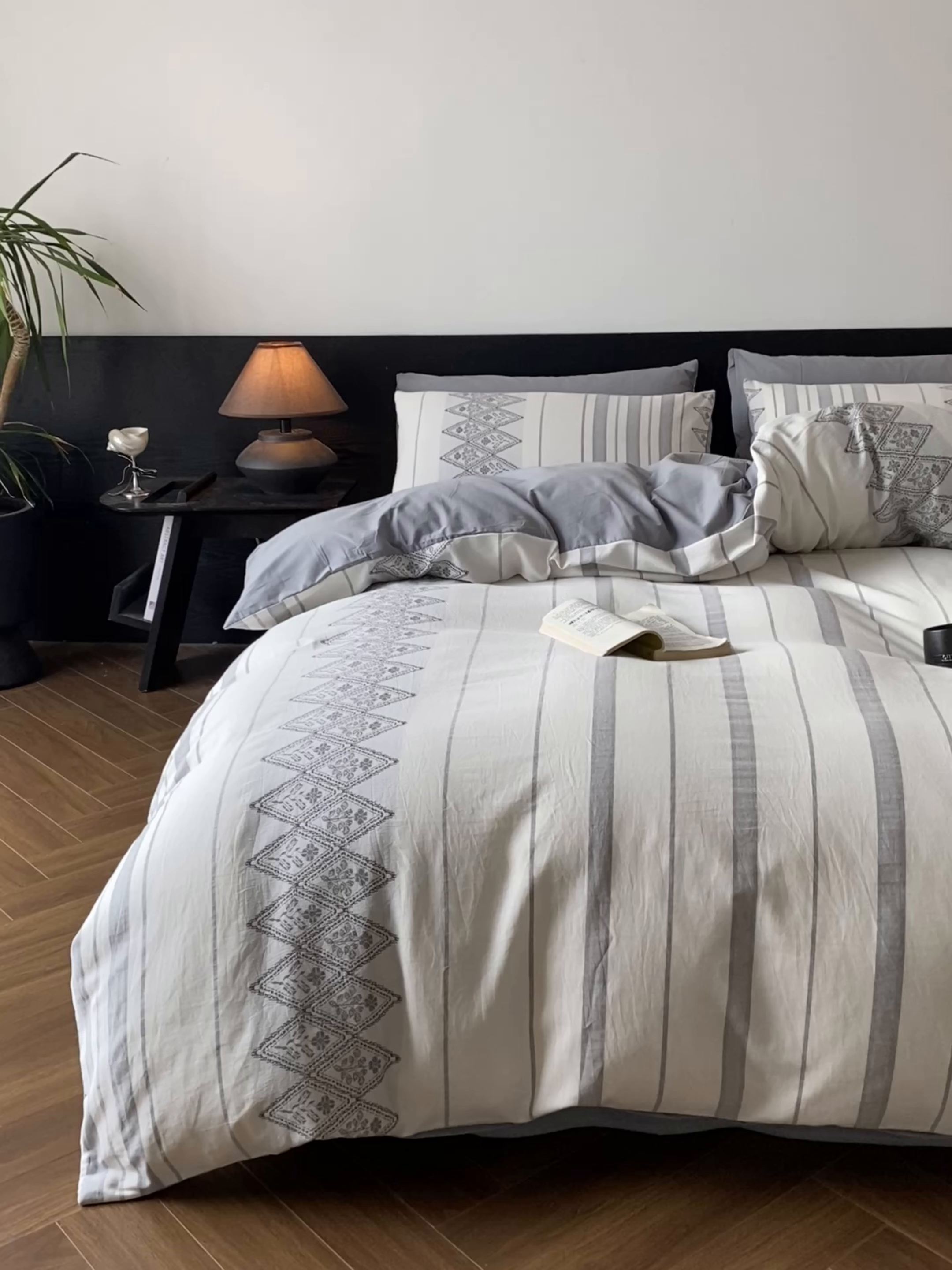 91家纺网 家纺一手货源 找家纺 言一 2025秋冬新品A类60S新疆长绒棉纯棉陶瓷轻磨毛四件套水洗棉提花全棉床单被套 千帆-灰自