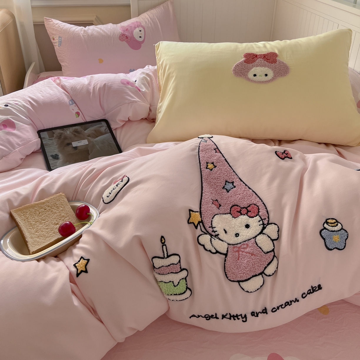 91家纺网 家纺一手货源 找家纺 三元色 2025新款110克水洗云朵棉毛巾绣四件套 蛋糕kt粉