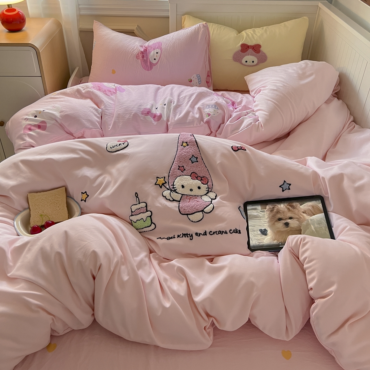 91家纺网 家纺一手货源 找家纺 三元色 2025新款110克水洗云朵棉毛巾绣四件套 蛋糕kt粉