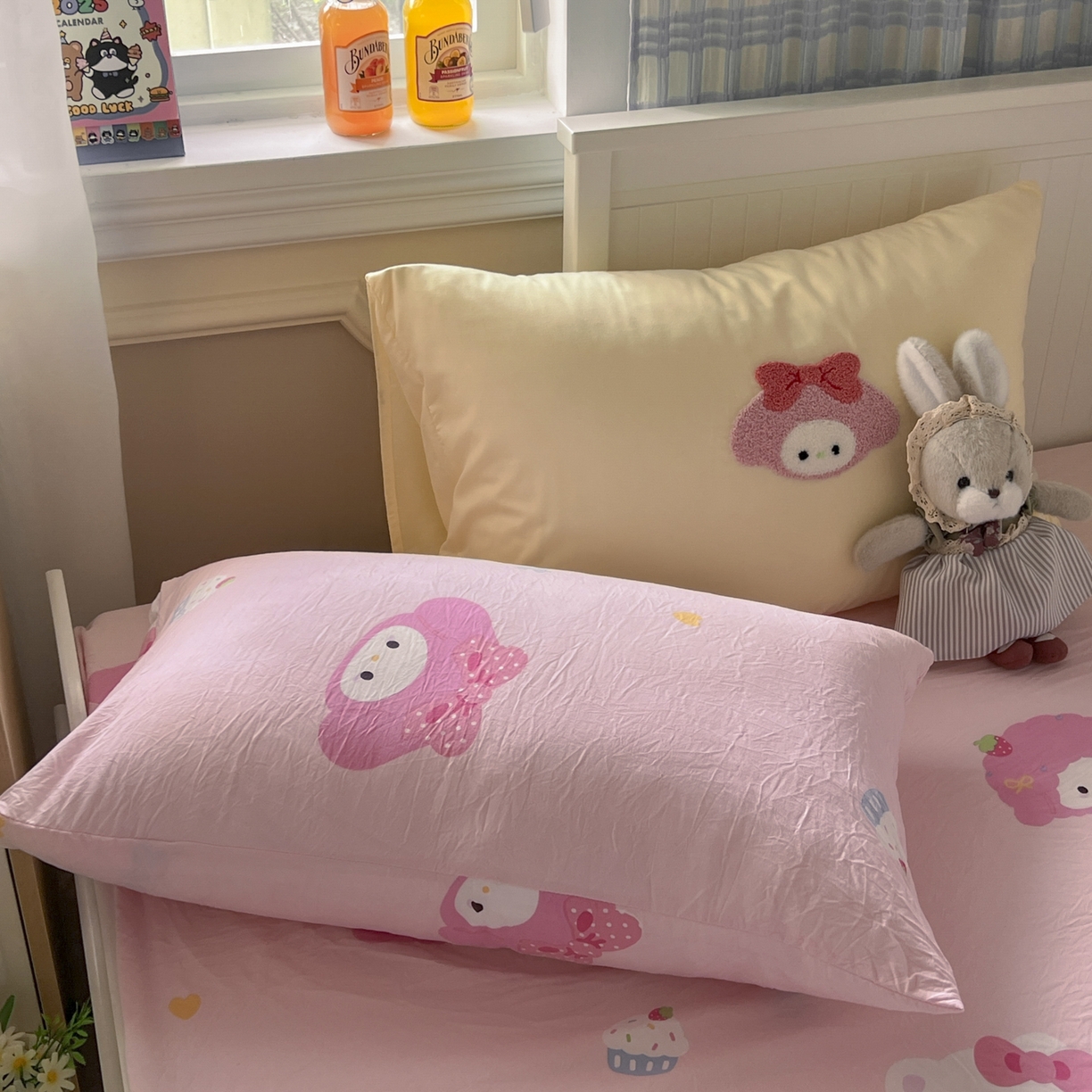 91家纺网 家纺一手货源 找家纺 三元色 2025新款110克水洗云朵棉毛巾绣四件套 蛋糕kt粉