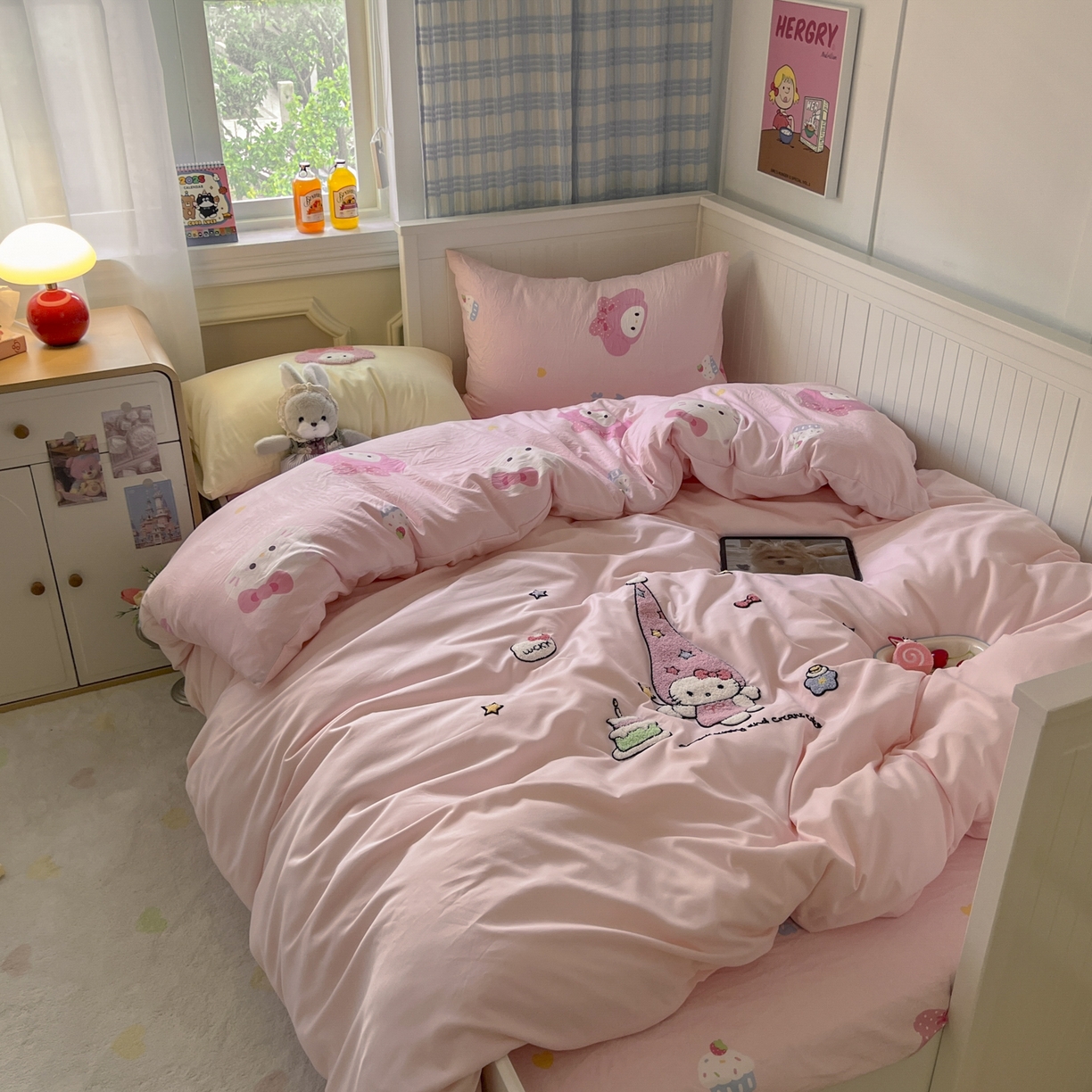 91家纺网 家纺一手货源 找家纺 三元色 2025新款110克水洗云朵棉毛巾绣四件套 蛋糕kt粉