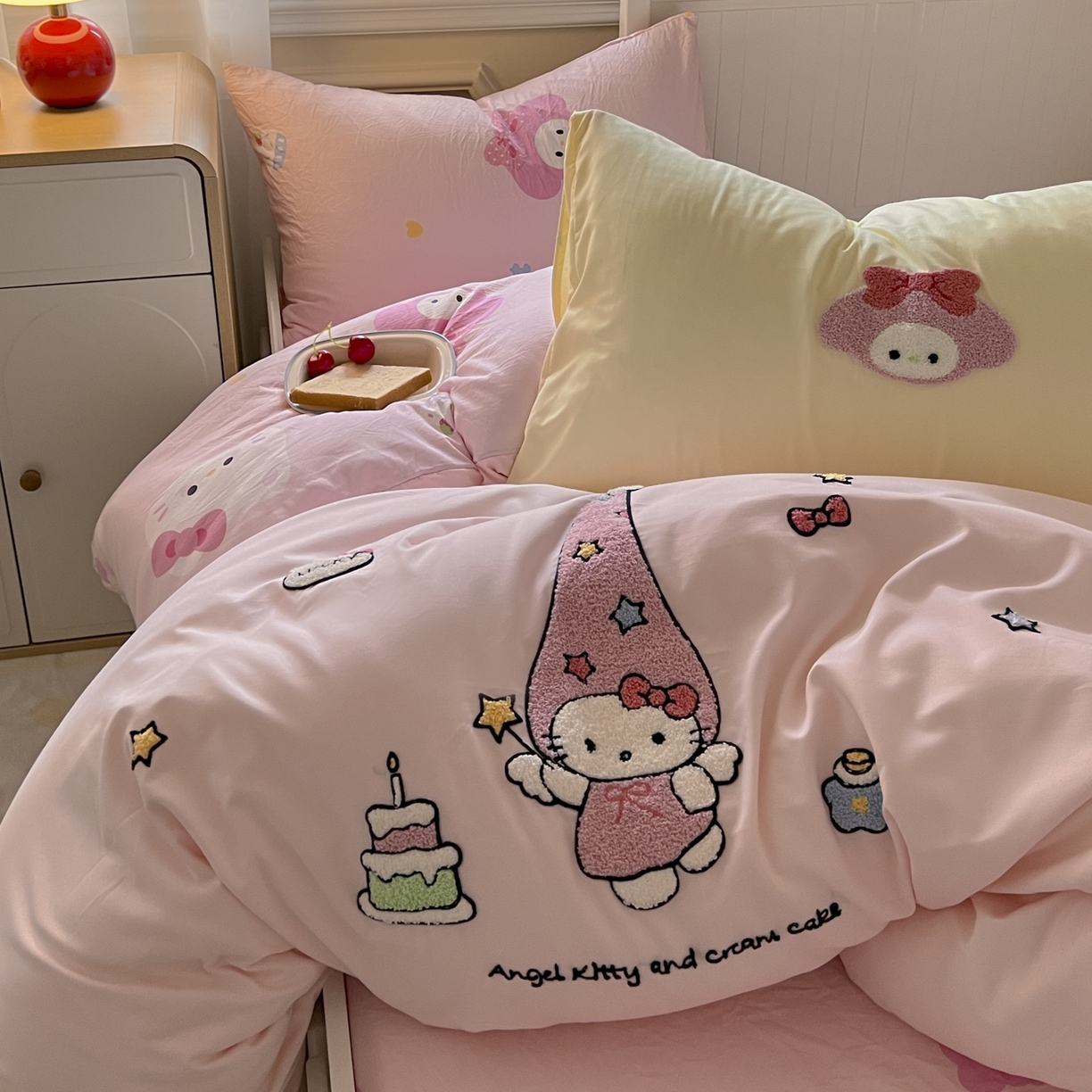 91家纺网 家纺一手货源 找家纺 三元色 2025新款110克水洗云朵棉毛巾绣四件套 蛋糕kt粉