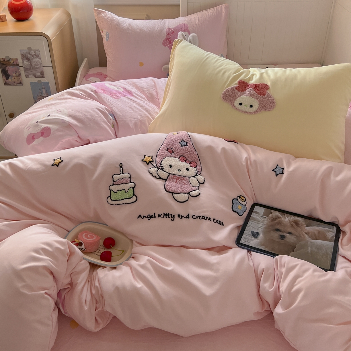 91家纺网 家纺一手货源 找家纺 三元色 2025新款110克水洗云朵棉毛巾绣四件套 蛋糕kt粉