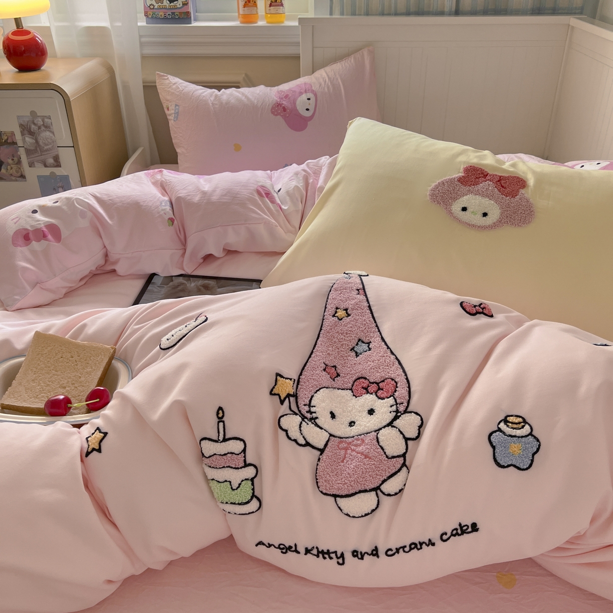 91家纺网 家纺一手货源 找家纺 三元色 2025新款110克水洗云朵棉毛巾绣四件套 蛋糕kt粉