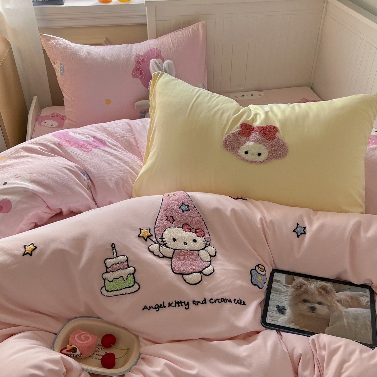 91家纺网 家纺一手货源 找家纺 三元色 2025新款110克水洗云朵棉毛巾绣四件套 蛋糕kt粉