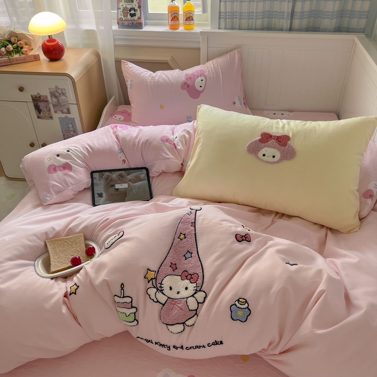 91家纺网 家纺一手货源 找家纺 三元色 2025新款110克水洗云朵棉毛巾绣四件套 蛋糕kt粉