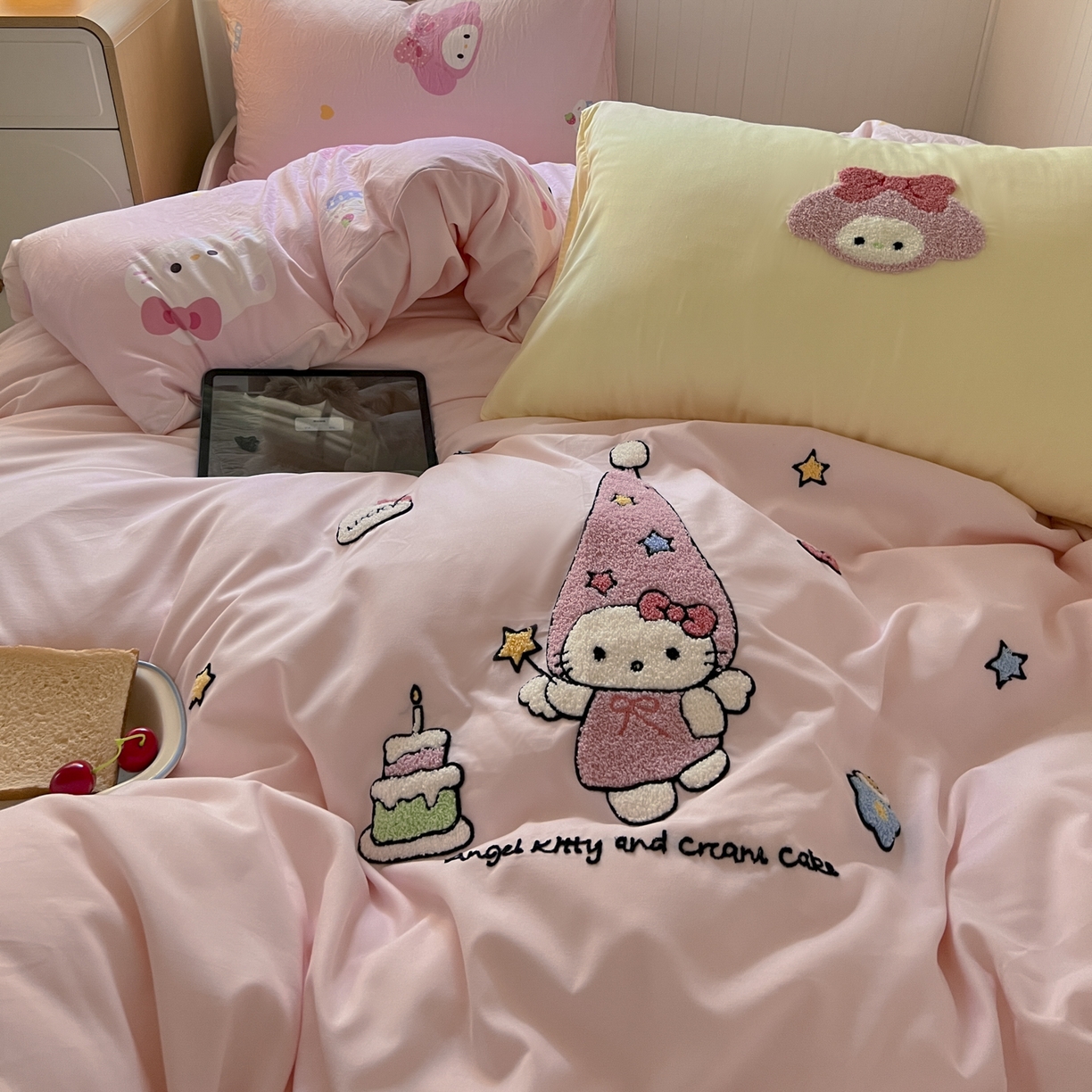 91家纺网 家纺一手货源 找家纺 三元色 2025新款110克水洗云朵棉毛巾绣四件套 蛋糕kt粉