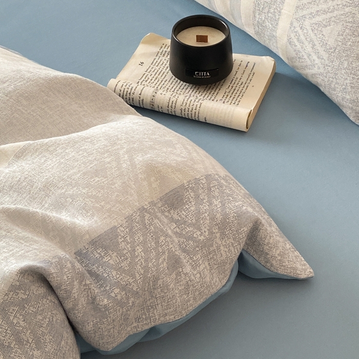 91家纺网 家纺一手货源 找家纺 言一 2025秋冬新品A类60S新疆长绒棉纯棉陶瓷轻磨毛四件套水洗棉提花全棉床单被套 森泊-柔雾蓝