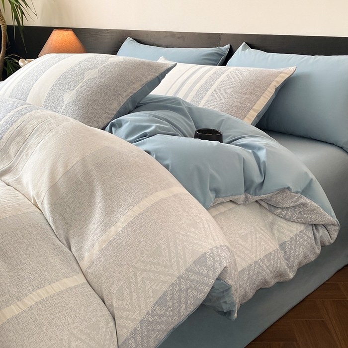 91家纺网 家纺一手货源 找家纺 言一 2025秋冬新品A类60S新疆长绒棉纯棉陶瓷轻磨毛四件套水洗棉提花全棉床单被套 森泊-柔雾蓝