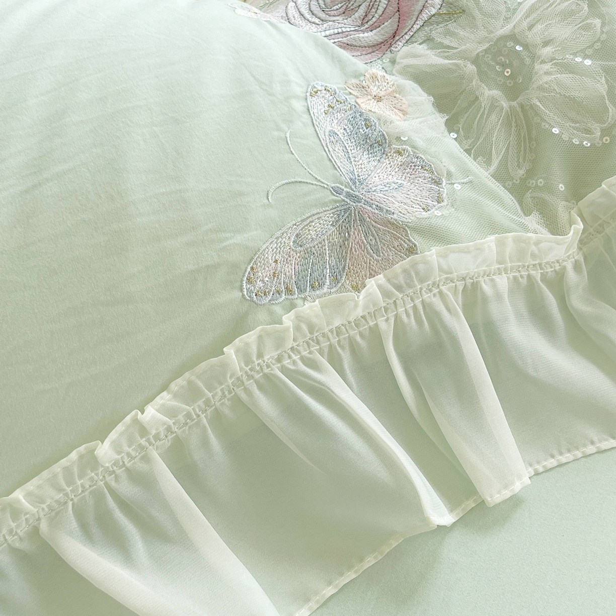 91家纺网 家纺一手货源 找家纺 大麦乐田 2025新款公主风花边糯小棉刺绣贴布绣四件套 美丽邂逅-嫩绿