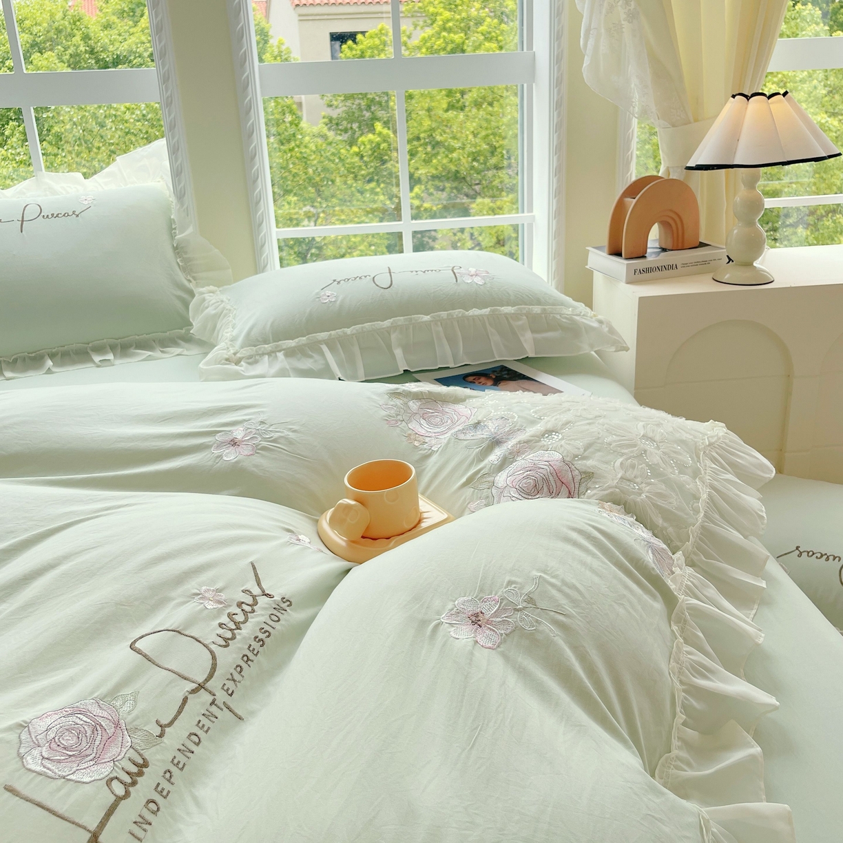 91家纺网 家纺一手货源 找家纺 大麦乐田 2025新款公主风花边糯小棉刺绣贴布绣四件套 美丽邂逅-嫩绿