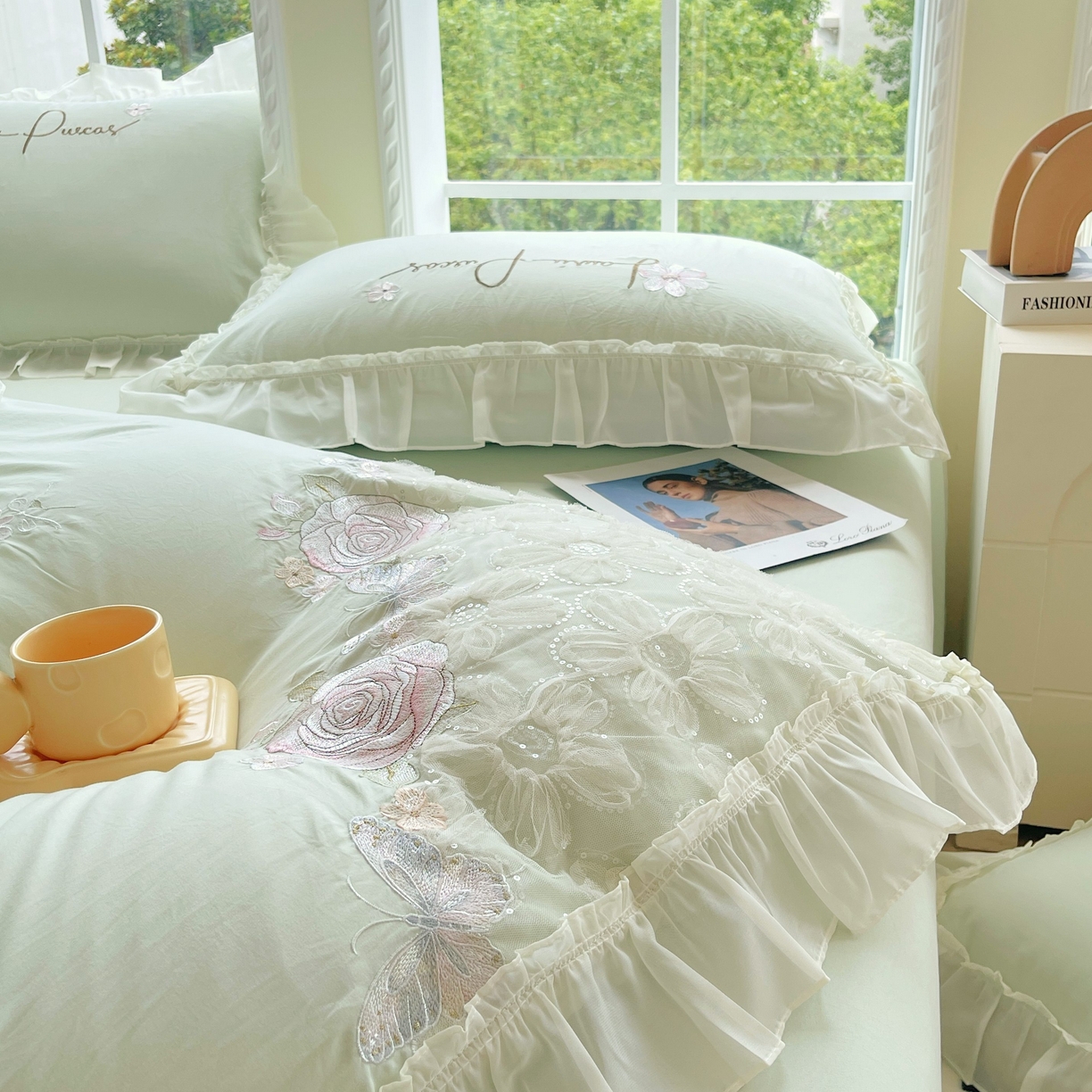 91家纺网 家纺一手货源 找家纺 大麦乐田 2025新款公主风花边糯小棉刺绣贴布绣四件套 美丽邂逅-嫩绿