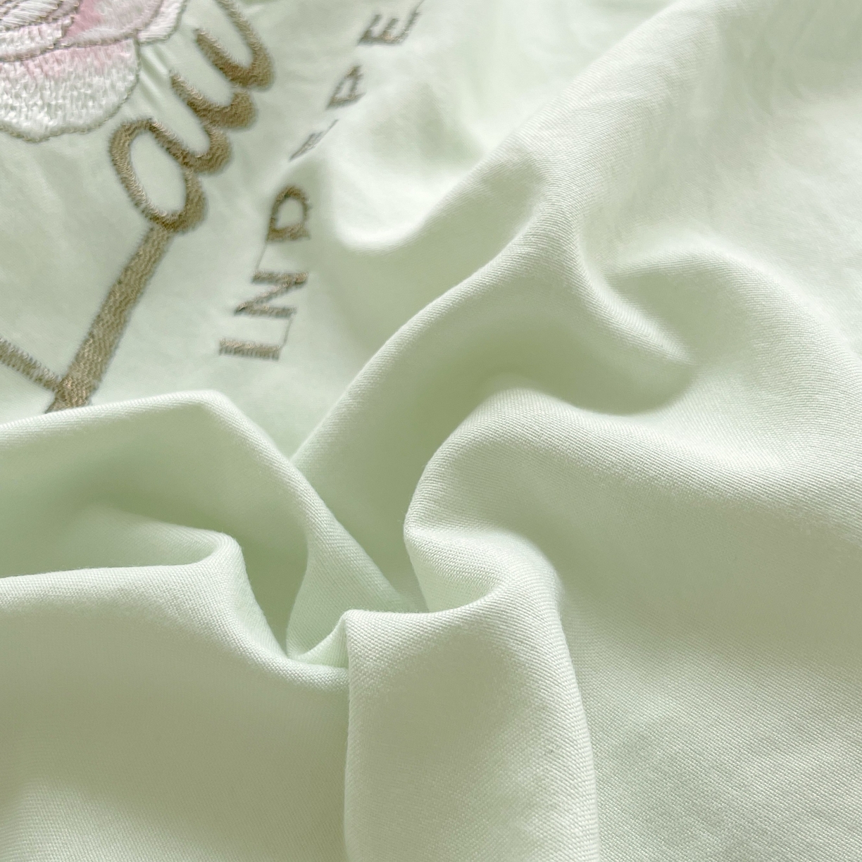 91家纺网 家纺一手货源 找家纺 大麦乐田 2025新款公主风花边糯小棉刺绣贴布绣四件套 美丽邂逅-嫩绿