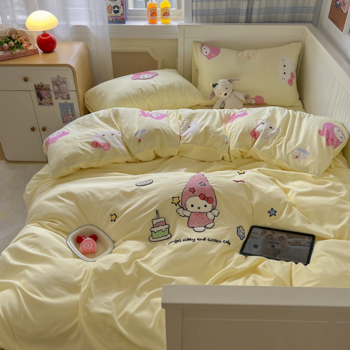 91家纺网 家纺一手货源 找家纺 三元色 2025新款110克水洗云朵棉毛巾绣四件套 蛋糕kt黄