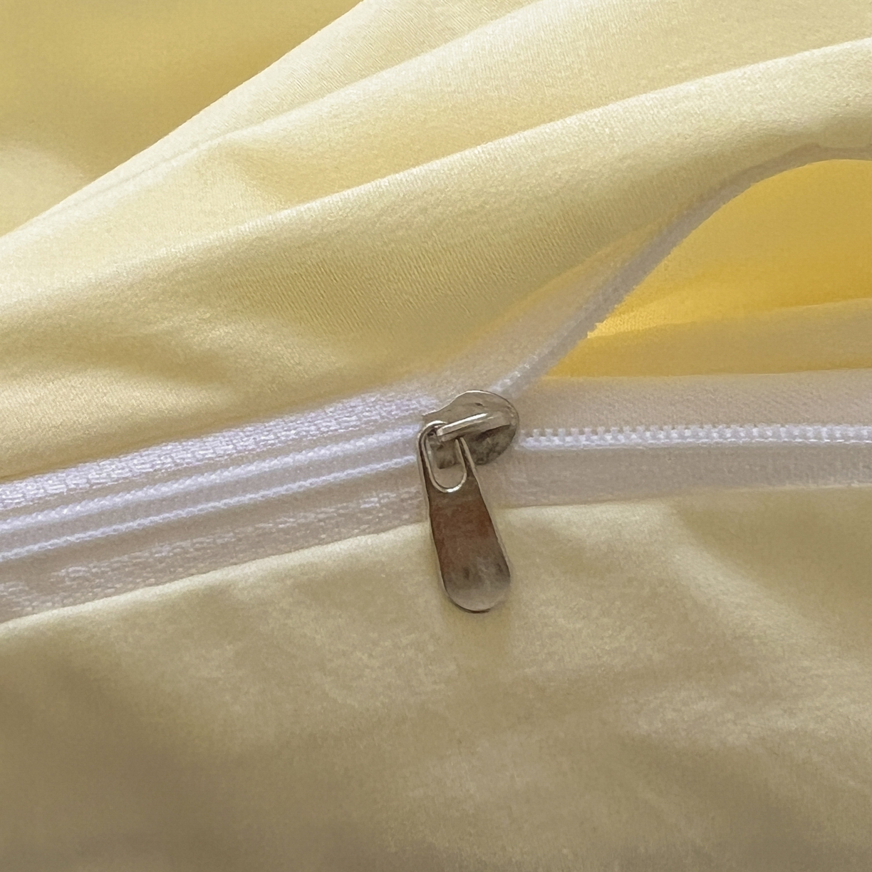 91家纺网 家纺一手货源 找家纺 三元色 2025新款110克水洗云朵棉毛巾绣四件套 蛋糕kt黄