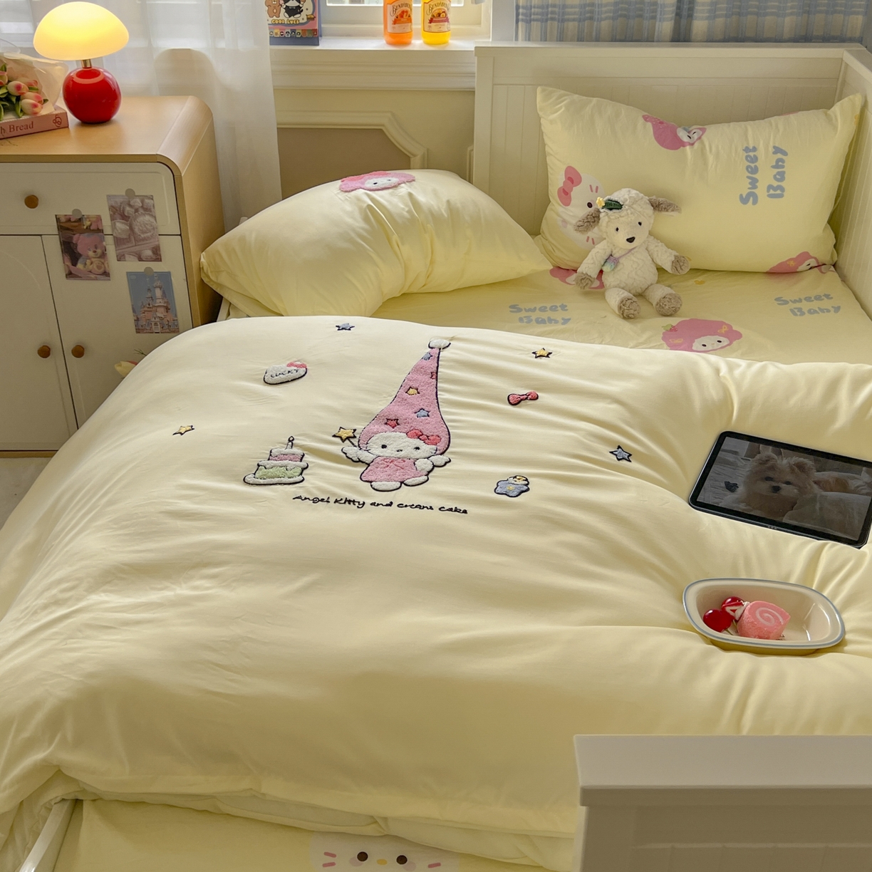 91家纺网 家纺一手货源 找家纺 三元色 2025新款110克水洗云朵棉毛巾绣四件套 蛋糕kt黄