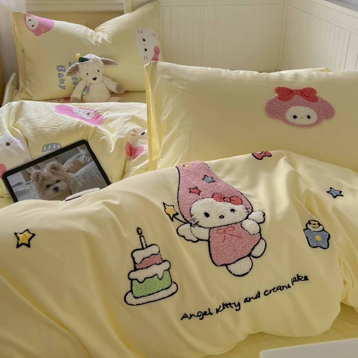 91家纺网 家纺一手货源 找家纺 三元色 2025新款110克水洗云朵棉毛巾绣四件套 蛋糕kt黄