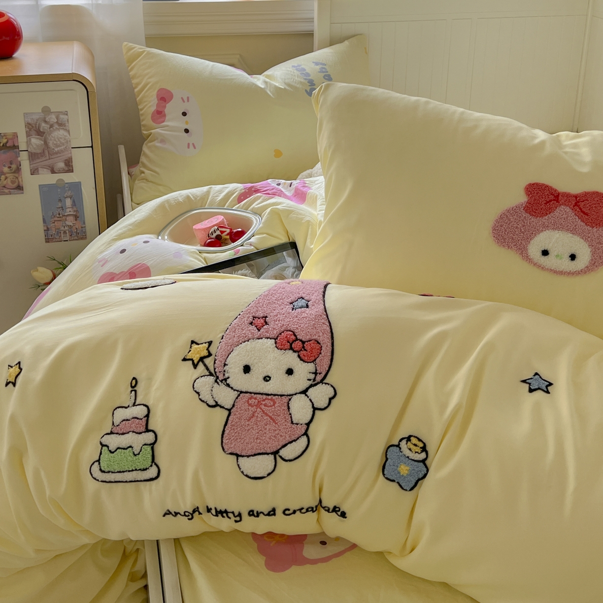 91家纺网 家纺一手货源 找家纺 三元色 2025新款110克水洗云朵棉毛巾绣四件套 蛋糕kt黄