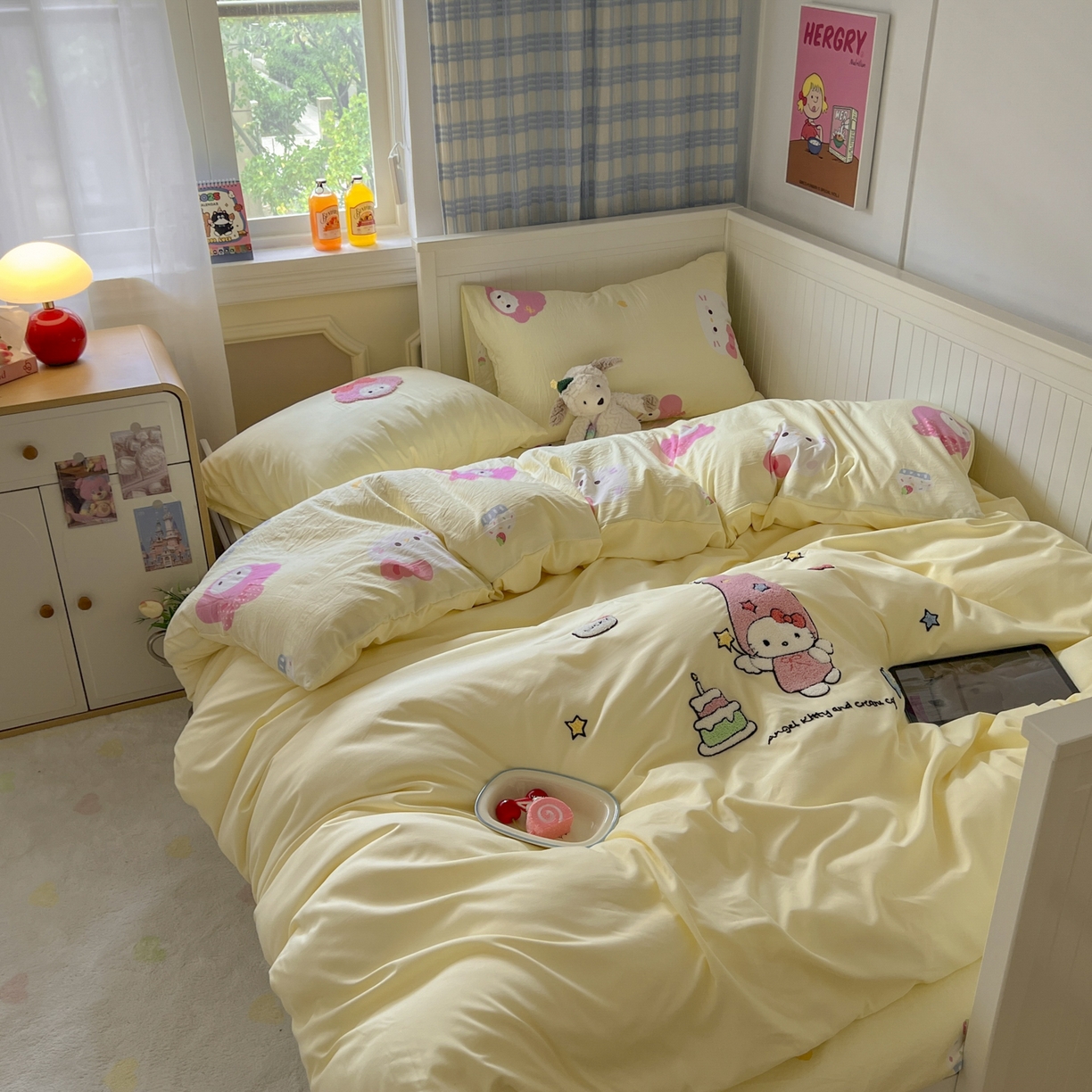 91家纺网 家纺一手货源 找家纺 三元色 2025新款110克水洗云朵棉毛巾绣四件套 蛋糕kt黄