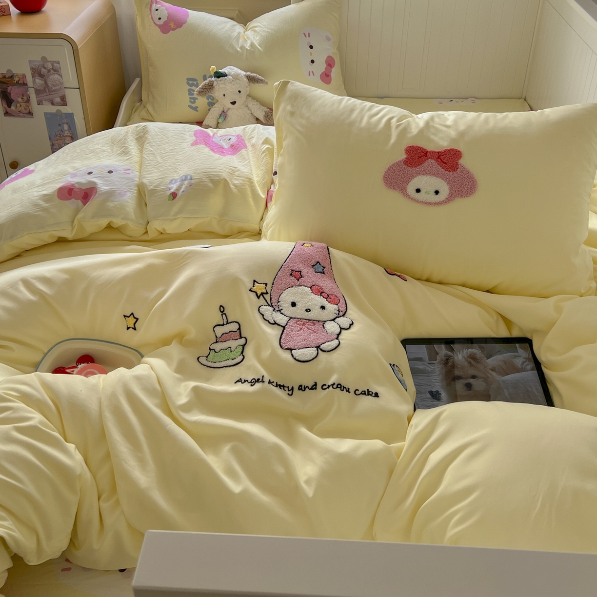 91家纺网 家纺一手货源 找家纺 三元色 2025新款110克水洗云朵棉毛巾绣四件套 蛋糕kt黄