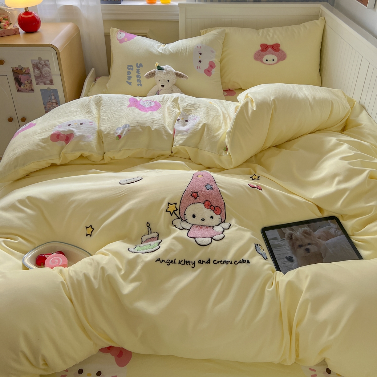 91家纺网 家纺一手货源 找家纺 三元色 2025新款110克水洗云朵棉毛巾绣四件套 蛋糕kt黄