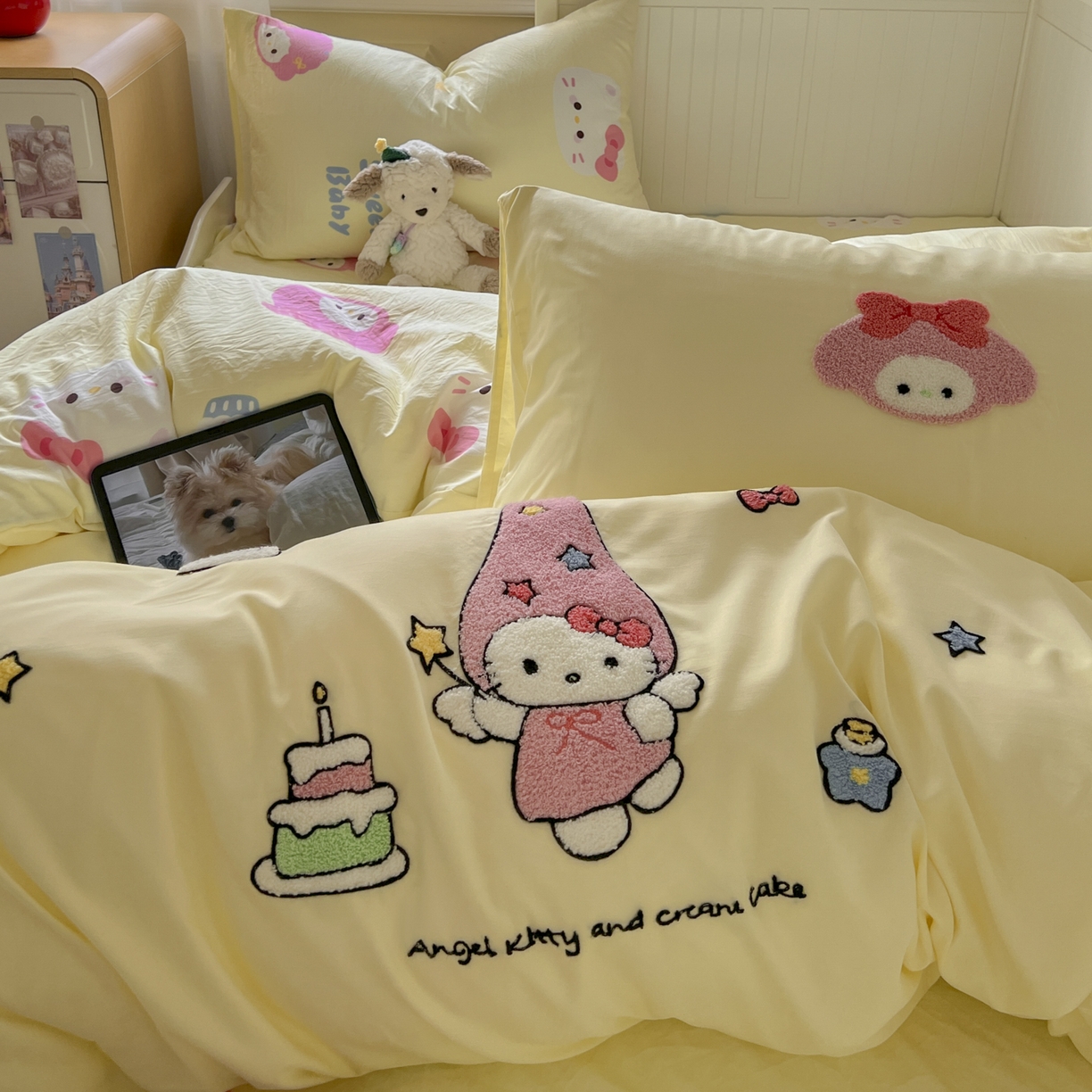 91家纺网 家纺一手货源 找家纺 三元色 2025新款110克水洗云朵棉毛巾绣四件套 蛋糕kt黄