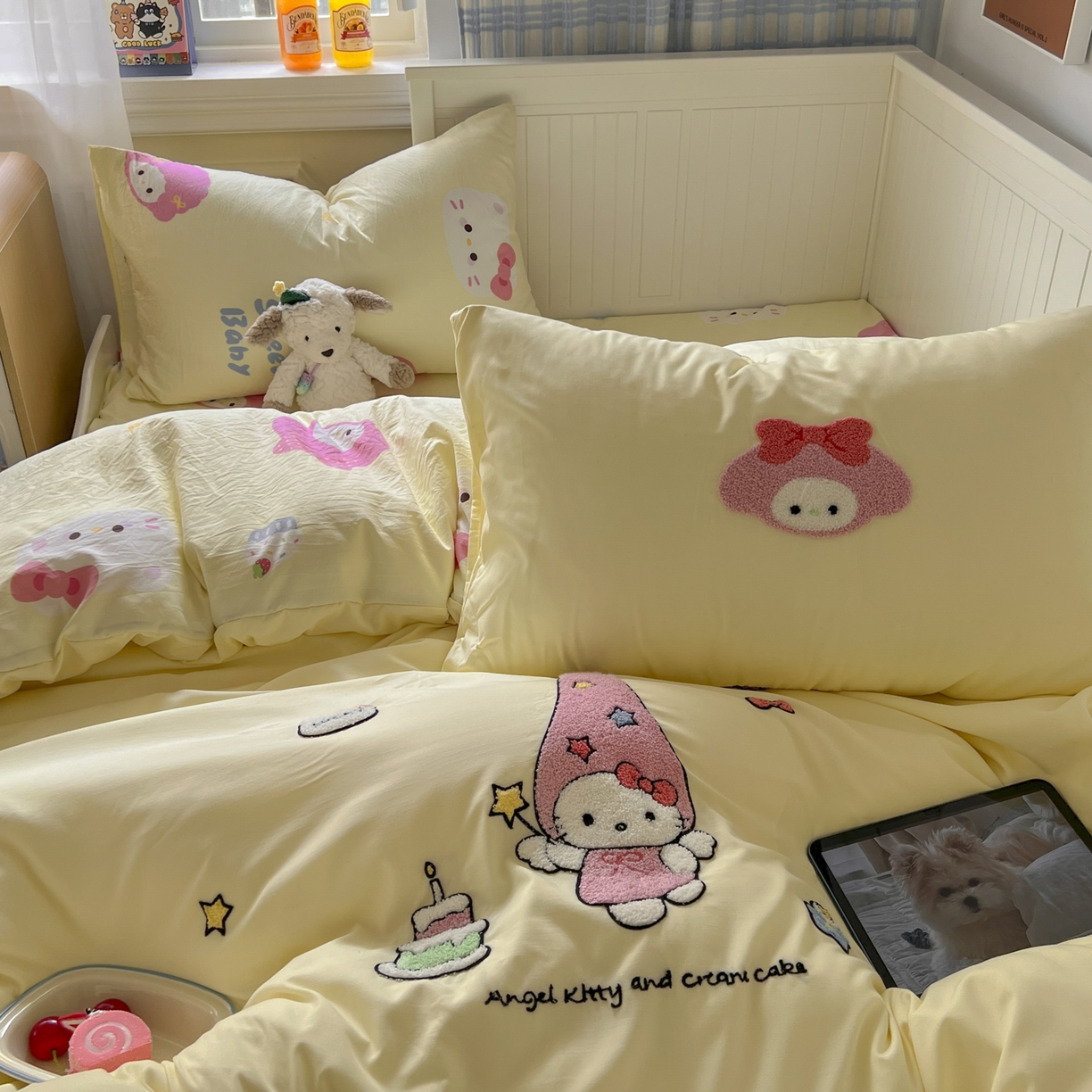 91家纺网 家纺一手货源 找家纺 三元色 2025新款110克水洗云朵棉毛巾绣四件套 蛋糕kt黄