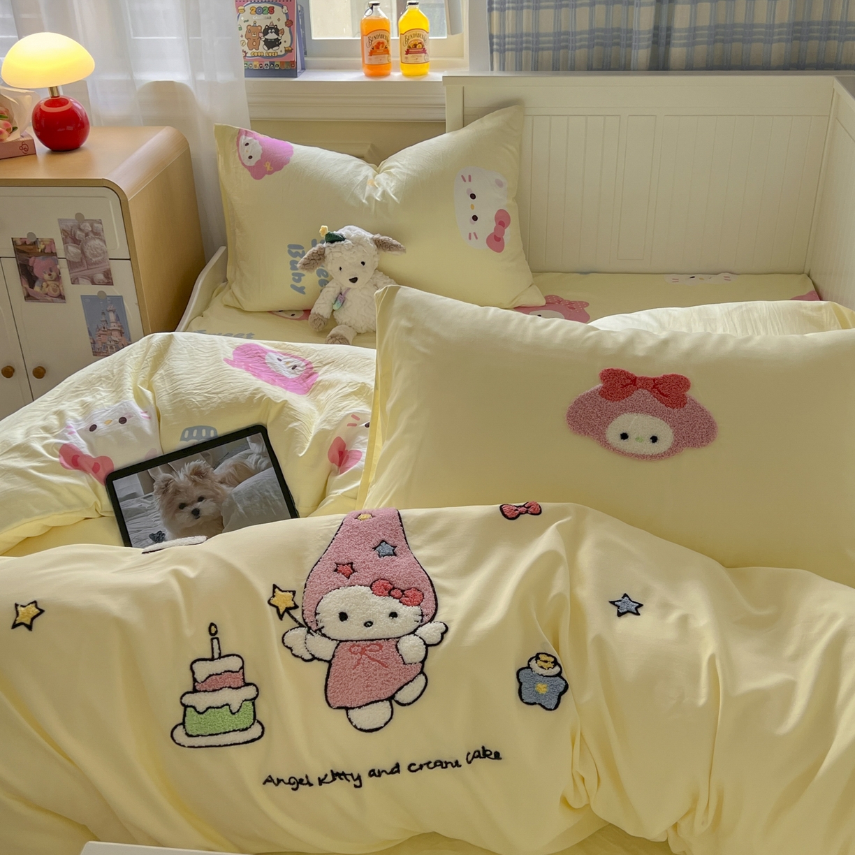 91家纺网 家纺一手货源 找家纺 三元色 2025新款110克水洗云朵棉毛巾绣四件套 蛋糕kt黄