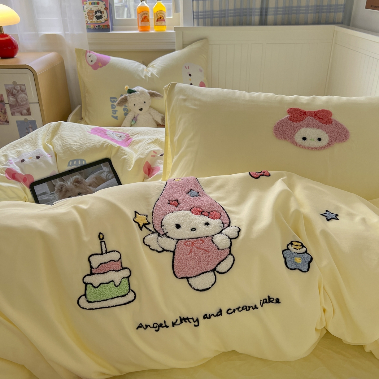 91家纺网 家纺一手货源 找家纺 三元色 2025新款110克水洗云朵棉毛巾绣四件套 蛋糕kt黄